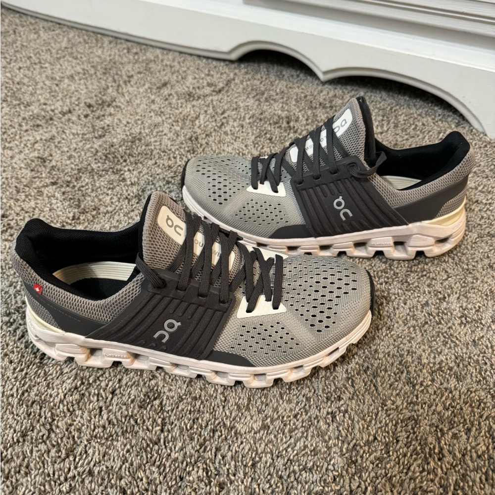 COPY - On Cloud Cloudtec Helion Womens Sz. 7.5 Gray
Running Shoes